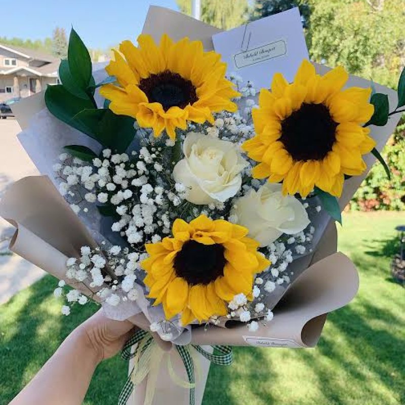 Sunflowers🌻 &White Rose Bouquet💐